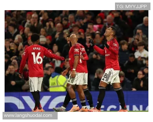 曼联主场击败热刺，迎来英超四连胜，奋力追赶利物浦