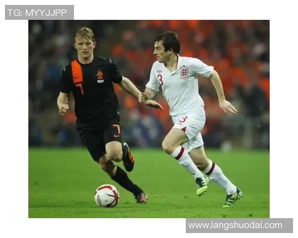 荷兰队与英格兰队热身赛不欢而散，激烈对决引发球迷狂热情绪